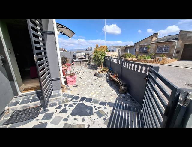 3 BEDROOM FREEHOLD FOR SALE IN STRANDFONTEIN VILLAGE
